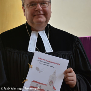 Dekan Jörg Breu mit dem Kinderkirchenführer