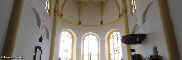 Innenraum der Neupfarrkirche von Empore fotografiert